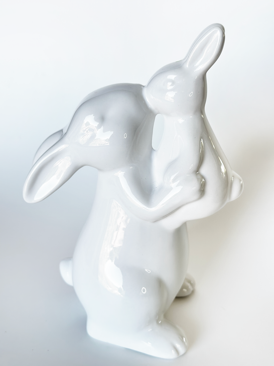 Conejo "Kissing my baby" ceramica brillante