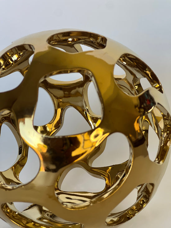 Acento esfera dorada con agujeros