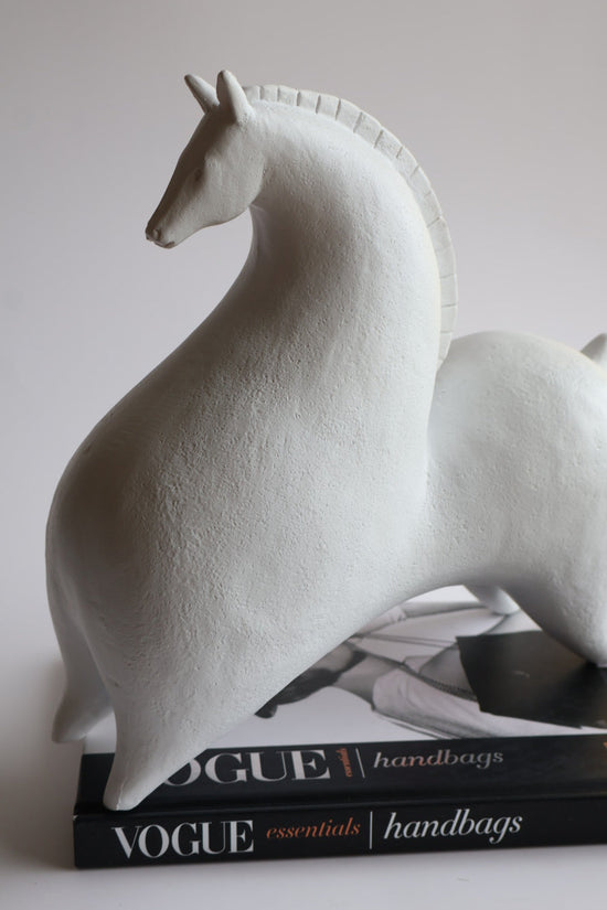 Escultura de caballo blanco