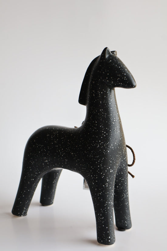 Escultura de caballo negro para aroma