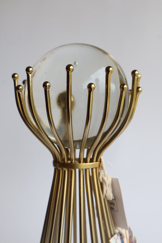 Acento dorado con esfera de cristal