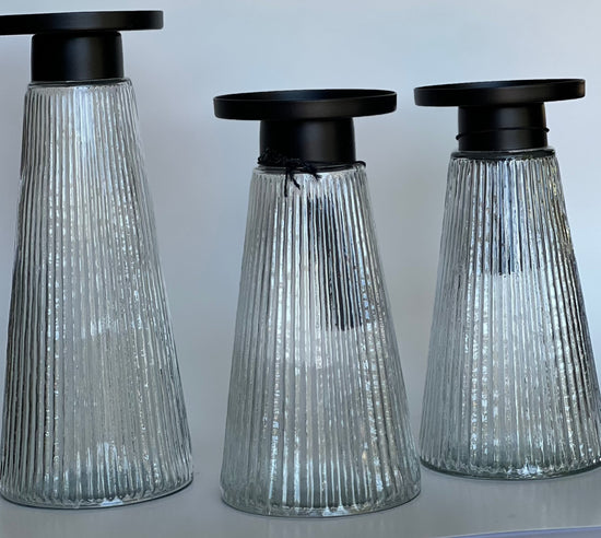 Set de 2 candeleros de vidrio con base negra de metal