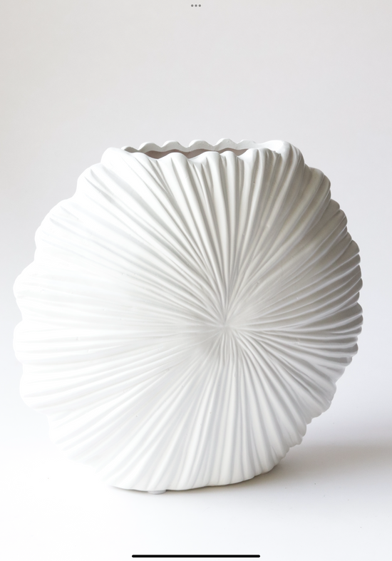 Florero blanco de ceramica en forma de flor