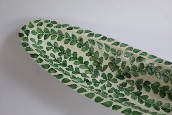 Base blanca con diseño de hojas verdes