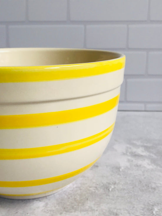 Bowl de vidrio blanco con lineas amarillas