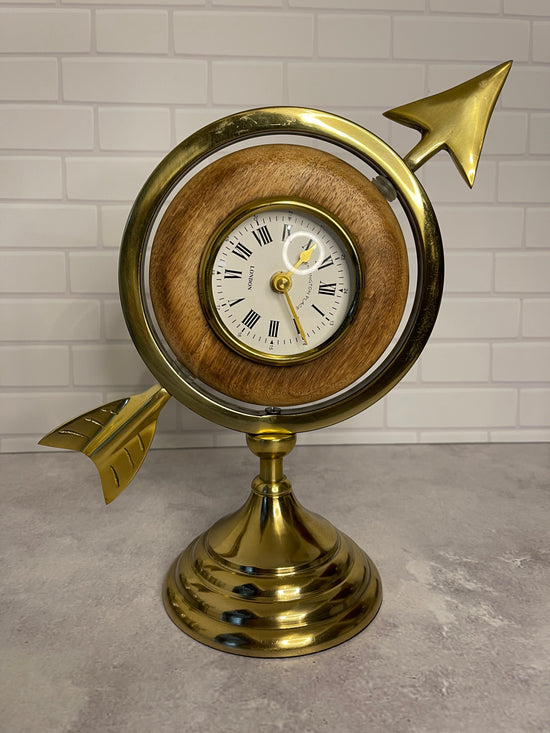 Reloj de madera con detalles dorados