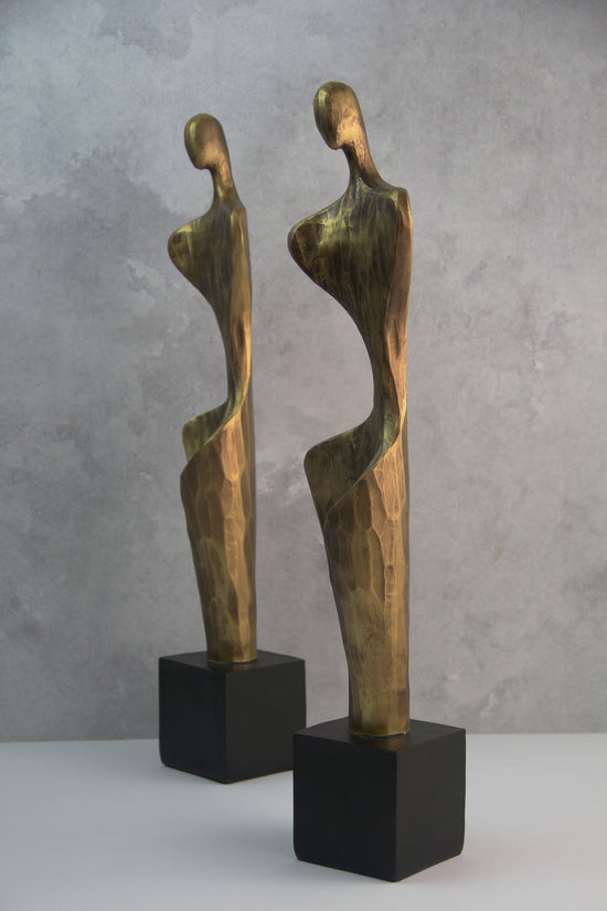 Escultura Silueta de mujer dorada de madera